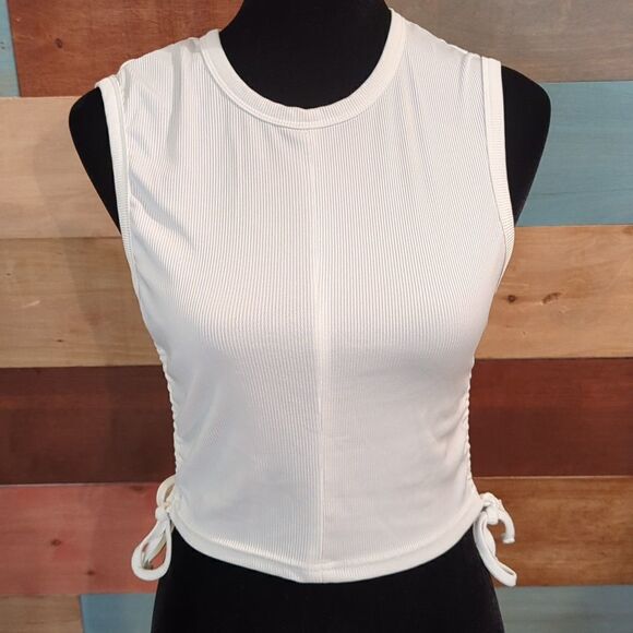 💜5/$25 MEDIUM white sleeveless crop top with adjustable sides - Picture 1 of 4
